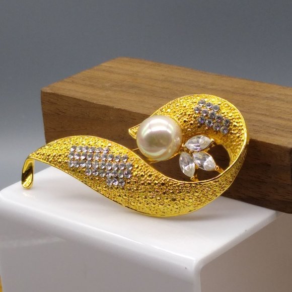 Chic and Fanciful Swirl Brooch, Textured Gold Tone with Clear Pave Crystals - Picture 3 of 4